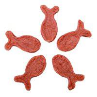 قطع من لحم السلمون المجفف على شكل سمكة وانبي للكلاب